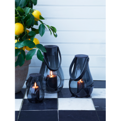 Holmegaard Design With Light Lantern Smoke H16 -hemma butik 2023 dwl hurricane med sort hank smoke h 16 cm design with light 1500x1500 2