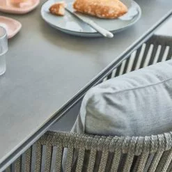 Cane-line Pure Utebord 100x100 Lys Grå Base -hemma butik 2023 pure 0007 moments chair close up 2370.jpg 1