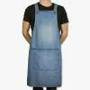 Dutchdeluxes Hängselförkläde Jeansblå 1 Dutchdeluxes Hängselförkläde Jeansblå -hemma butik 2023 suspender series aprons denim light blue 01